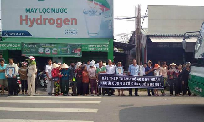 Người dân lập bàn thờ, đứng bên đường đón, tiễn bác Sáu Khải về với đất mẹ ảnh 12